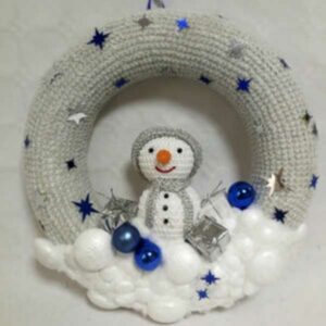 Kvačkan venček za vrata s snežakom