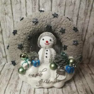 Kvačkan venček za vrata s snežakom