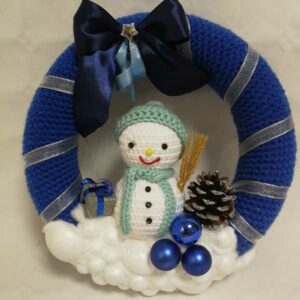 Kvačkan venček za vrata s snežakom