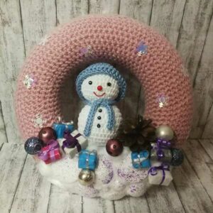 Kvačkan venček za vrata s snežakom