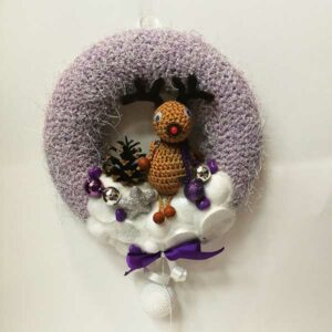 Kvačkan adventni venček za na vrata z jelenčkom