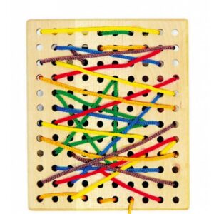 Z to edinstveno igračo, se otroci urijo v fini motoriki. Z priloženimi vrvicami, otrok vrvico prepleta skozi luknjice na leseni tabli. Da zadeva ne bi bila prelahka, mu lahko vedno zadate nov izziv. Prvič mora preplesti npr. samo določene luknjice, naslednjič sme uporabiti samo določene barve vrvice ipd. Na tak način je igrača vedno ravno pravšnji izziv in nikoli dolgočasna.